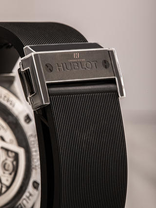 The closed clasp of Hublot Takashi Murakami with the engrave