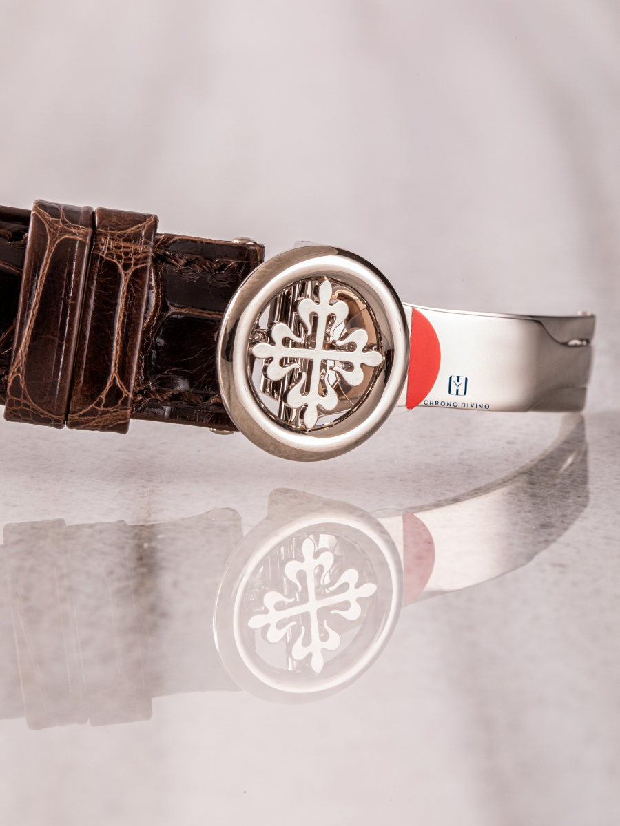 The logo of Patek Philippe 5172G with the brown Alligator leather has been highlighted in the image