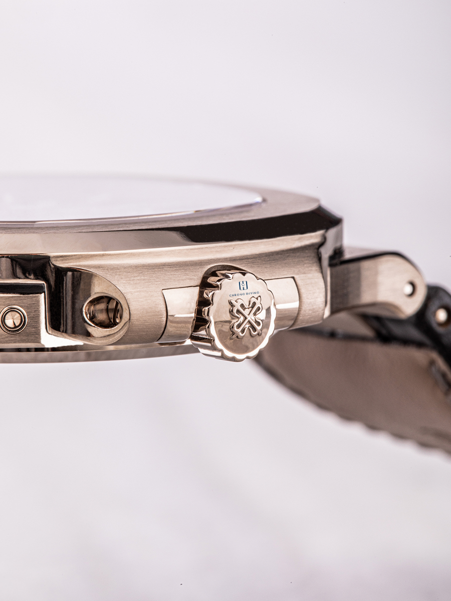 Close-up of Patek Philippe 5712G with its crown