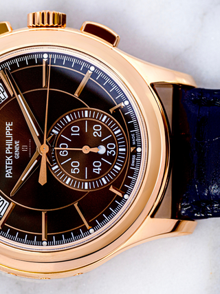 The picture is on the right side view of blue strap and the portion of the brown dial of Patek Philippe 5905R
