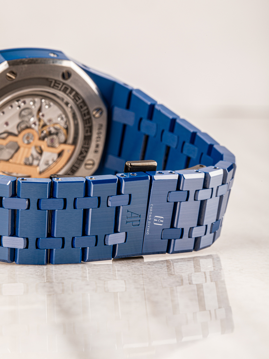 The image shows a closed clasp of Audemars Piguet 26579CS with the engraved letters AP