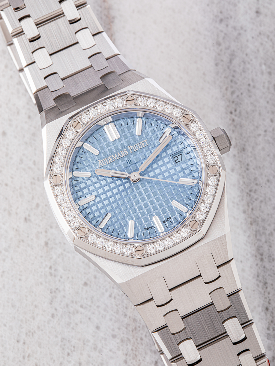 Audemars Piguet 77451ST diagonally placed