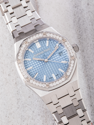 Audemars Piguet 77451ST diagonally placed