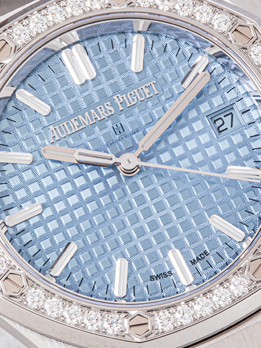 The shiny dial of Audemars Piguet 77451ST with crystals