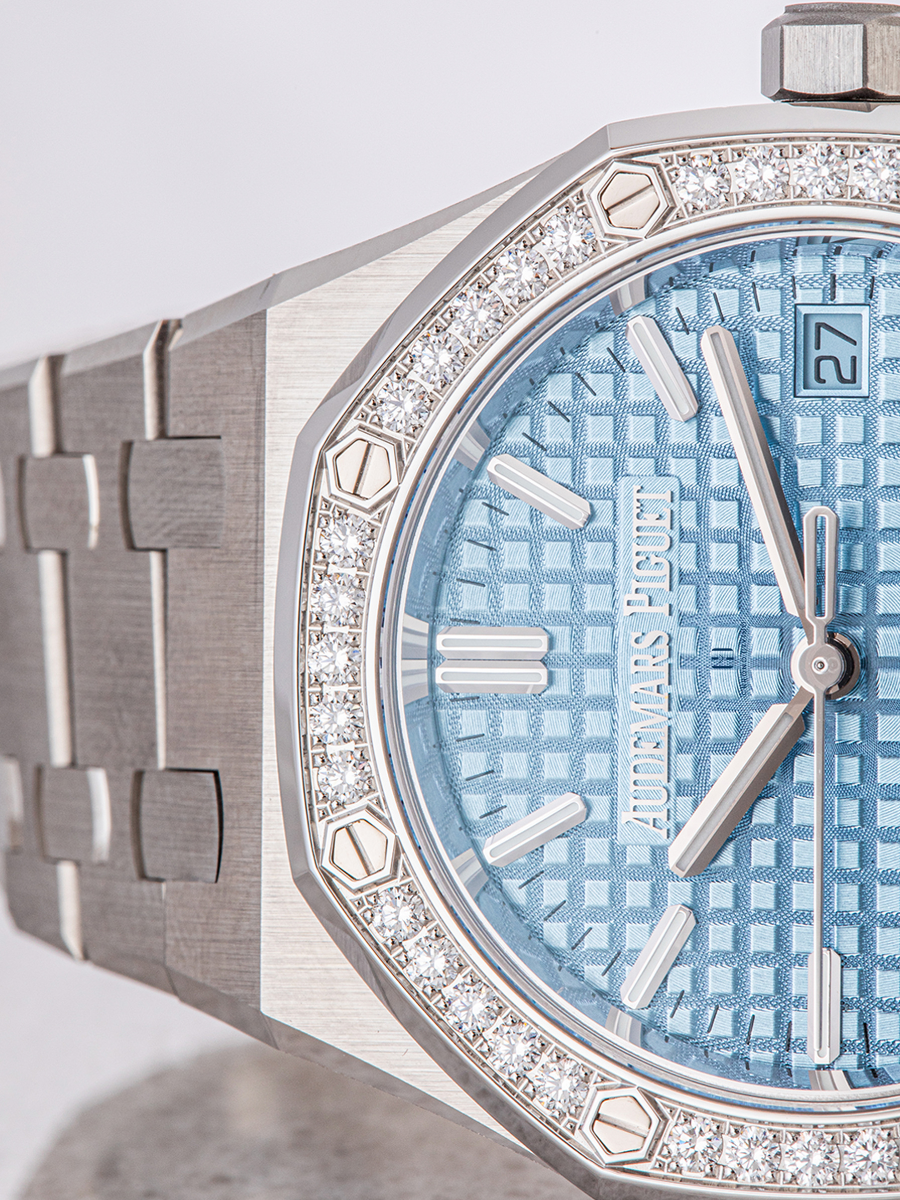 The view of the top part of Audemars Piguet 77451ST