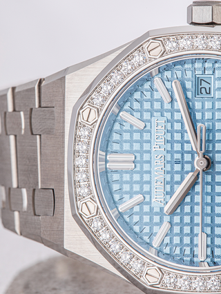 The view of the top part of Audemars Piguet 77451ST