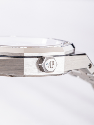 The crown of Audemars Piguet 77451ST is highlighted