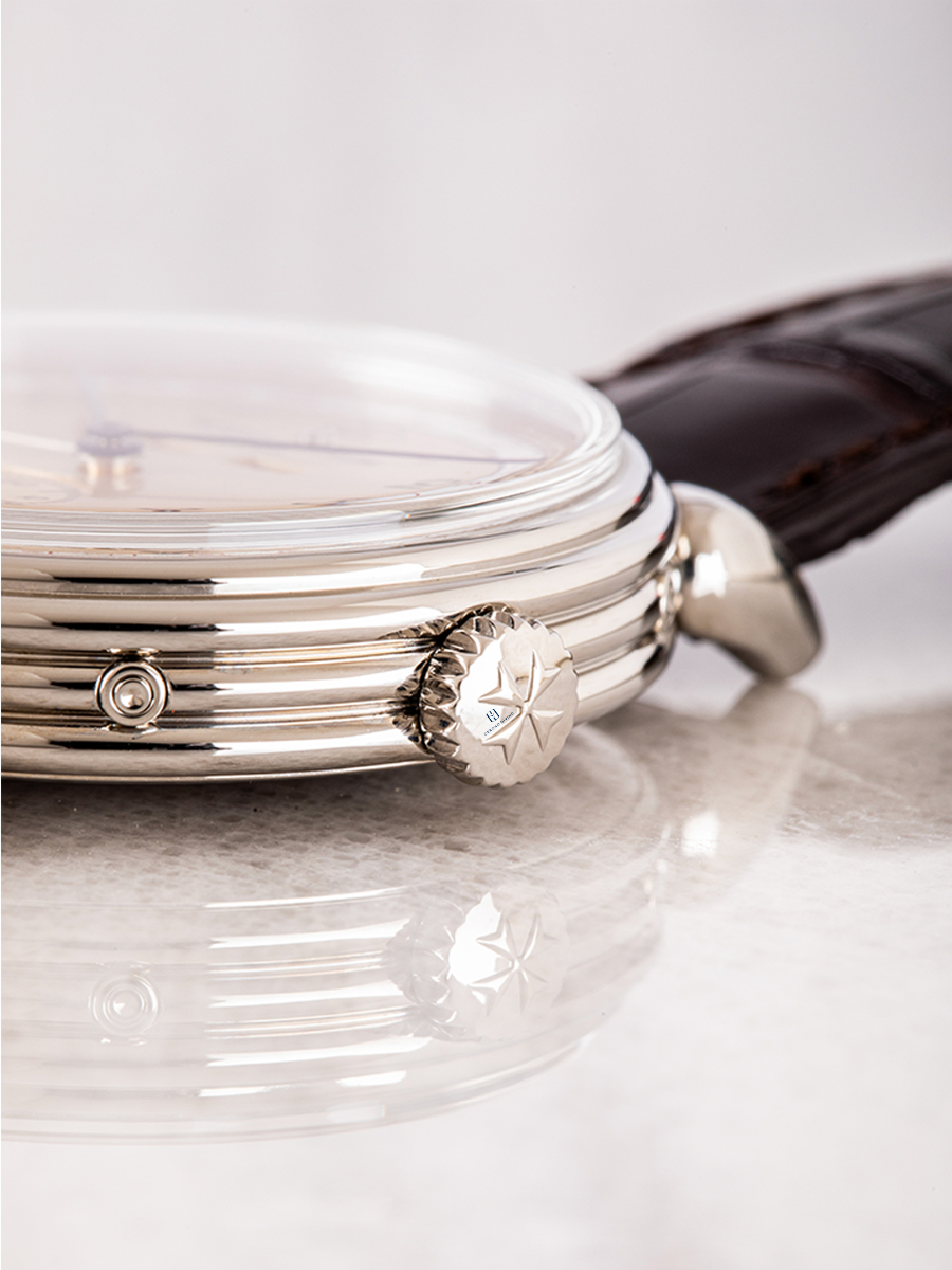 The crown and bezel of Vacheron Constantin 3110V