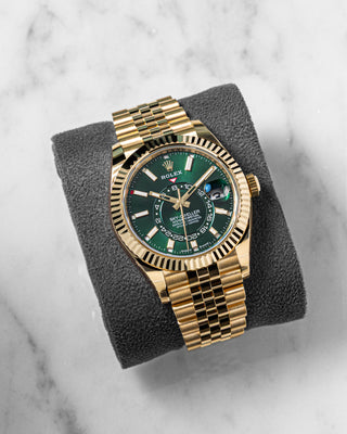 Rolex Sky-Dweller Oyster, 42 mm, yellow gold Reference 336938