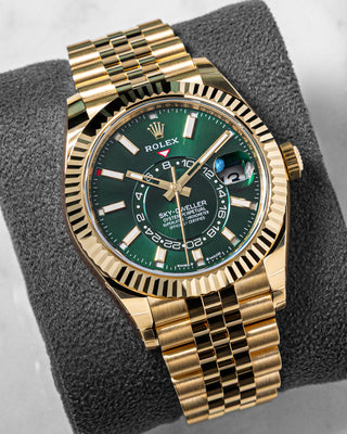 Rolex Sky-Dweller Oyster, 42 mm, yellow gold Reference 336938