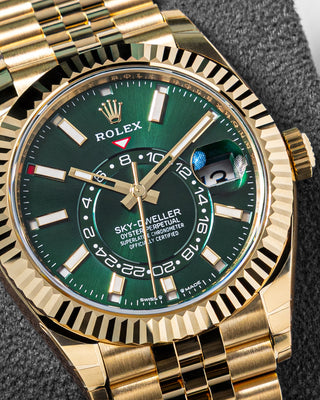Rolex Sky-Dweller Oyster, 42 mm, yellow gold Reference 336938