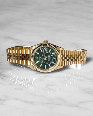 Rolex Sky-Dweller Oyster, 42 mm, yellow gold Reference 336938