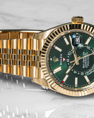 Rolex Sky-Dweller Oyster, 42 mm, yellow gold Reference 336938